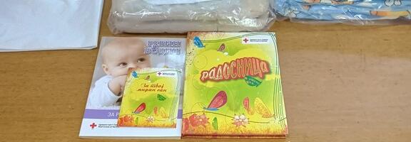 Podeljeni paketi roditeljima dece rođene u nedelji Crvenog krsta