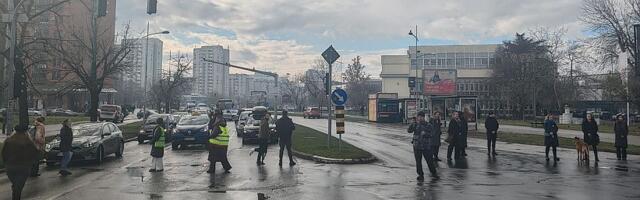 Zaletanje u ljude tokom odavanja počasti u Novom Sadu