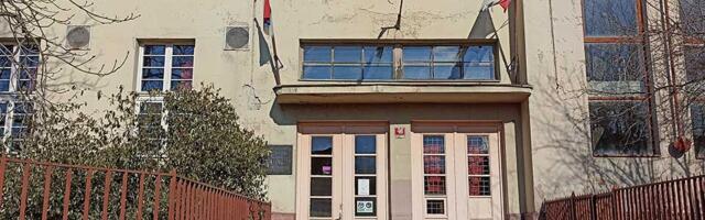 Urušio se deo plafona u srednjoj školi, drugi sprat zgrade zatvoren za upotrebu