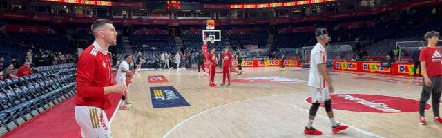 Večiti spremni: Obe ekipe izašle na parket!