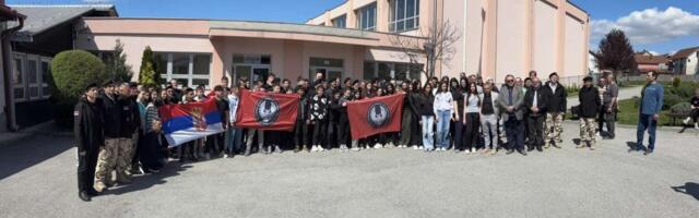 Junaci održali đacima veliki čas istorije: Da se zauvek pamte dani herojstva na Košarama i Paštriku i da se čuva sećanje na pale čuvare otadžbine