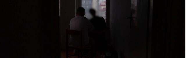 Napadnut student istorije u Nišu dok je radio: Došao da očita struju, a od vlasnika kuće dobio pištolj nabijen u vrat