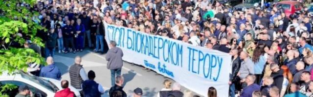 ORGANIZOVAN PROTEST ISPRED POLICIJSKE STANICE U NOVOM SADU! Nedopustivo je ono što ste uradili MIRKU - građani svim srcem uz nedužnog čoveka! (FOTO)