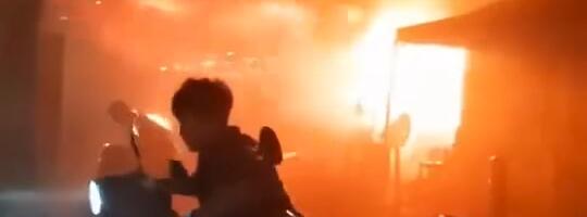 POŽAR U PADU U BANGKOKU, NAJMANJE 27 MRTVIH! Vatra izbila oko ponoći, ljudi u panici pokušavali da pobegnu iz lokala (FOTO, VIDEO)
