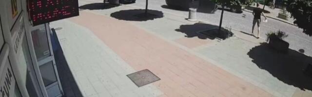 (VIDEO) Auto se prevrnuo nasred ulice! Jeziv snimak iz Mladenovca
