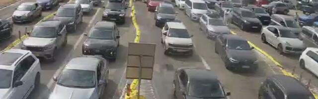 (FOTO) Haos na granicama, putnici očajni: Reke automobila na ovim prelazima, a ovo je tek početak