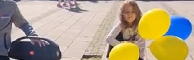Skaradne poruke Đilasu na skupu DS (VIDEO)