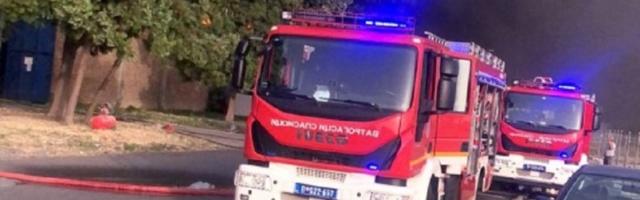 Vatrogasci jedva izvukli ženu iz stana u plamenu