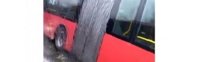 ČULO SE SAMO BUM, KAO EKSPLOZIJA Prvi snimak sa mesta nesreće u Umci