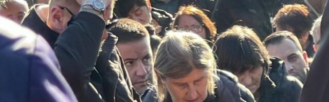 MAJKA MOLI JANJUŠA DA SE SAHRANA MIHAILA NASTAVI: Želi da sina isprati na večni počinak, ove scene LEDE KRV U ŽILAMA!