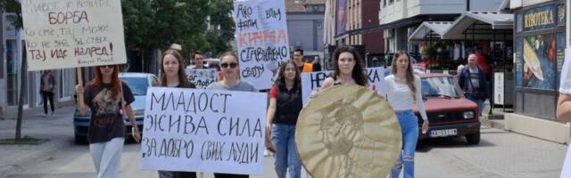 Kragujevčani istrajni: 100. blokada raskrsnice kod Uzora (FOTO)