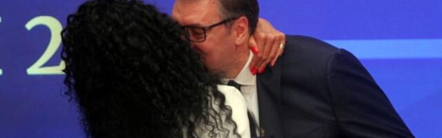 Vučić odlikovao direktora "koji kleči" i Lidiju Vukićević: ZA ŠTA TAČNO?