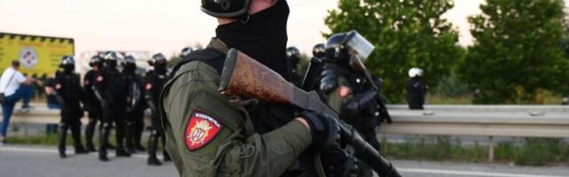 Snimljen žandarm sa STRANOM OZNAKOM: Ko sve nosi uniformu, hapsi i bije na ulicama u Srbiji?