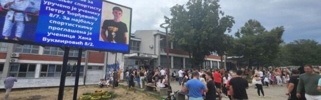 Roditelji đaka u Mirijevu i jutros dočekali SNS direktora škole, on pobegao čim ih je video