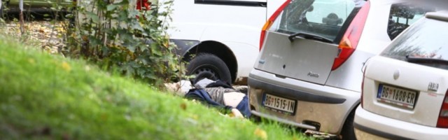(FOTO) PRVE FOTOGRAFIJE I SNIMCI UŽASA U JERKOVIĆU: Leš muškarca na pločniku, policija blokirala Beograd!