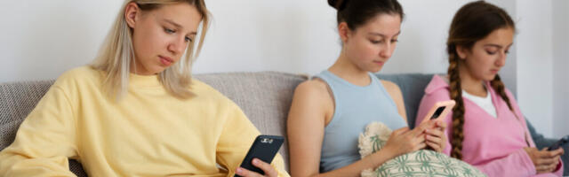 Analogna torba: Novi trend protiv skrolovanja