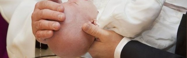 MALER NA KRŠTENJU! Upala mu beba u vodu, nije znao šta ga je snašlo! (Video)