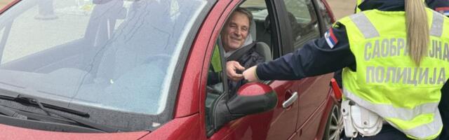 Policija u Leskovcu nagradila savesne vozače edukativnim privescima