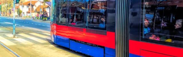 Zadnji deo tramvaja iskočio iz šina - vozilo nastavilo da se kreće (VIDEO)