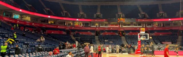 Arena poluprazna sat vremena pred početak derbija