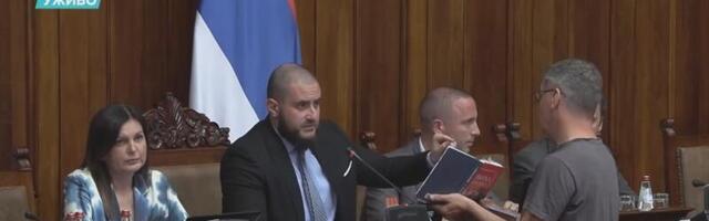 Zavođenje reda u Skupštini – Kada nije tu Orlić, tu je Zukorlić (VIDEO)