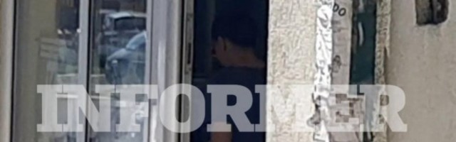 EKSKLUZIVNA FOTKA ROMANE NA BANKOMATU - OVAKO SKIDA PARE! Svi su čekali da VIDE, pevačica sa KARTICOM U RUCI, UZIMA NOVAC! (HIT FOTO)