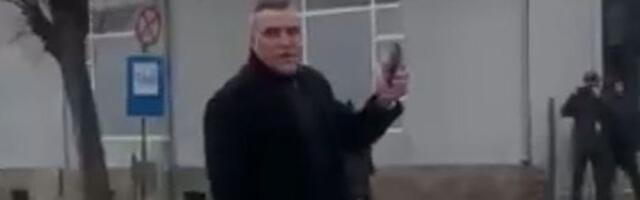 U Blacu protest, predsednik Skupštine slikao okupljene (FOTO)