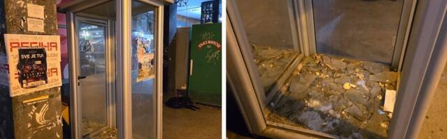 Foto-vest: Razbijeni stakleni objekat mesecima „preti“ prolaznicima u centru Niša
