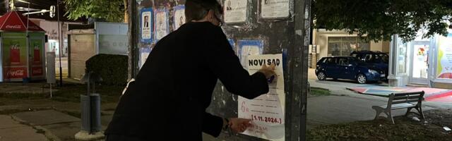 Građani Leskovca lepljenjem umrlica odali poštu za 16 žrtava iz Novog Sada