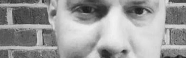 OSVANULA PEVAČEVA SLIKA IZ LUDNICE! Ispred njega TORTA, a u 43. ga "dozivaju sebi" elektrošokovima - prizor razara