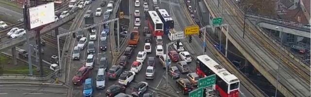 KOLAPS NA AUTOKOMANDI, SUDAR NA PANČEVCU, MAGLA DODATNO OTEŽAVA SAOBRAĆAJ: Evo kakvo je trenutno stanje na ulicama Beograda (foto)