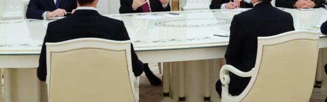 POJAVIO SE EKSKLUZIVNI SNIMAK ULASKA TRAMPOVIH IZASLANIKA KOD PUTINA: Zabeležen detalj koji je sve iznenadio, otkrivena funkcija predsedničkog dugmeta (VIDEO)