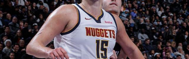 “POKAŽI MI OŽILJKE!”: Legendarni srpski košarkaš stigao da gleda Jokića – jedan detalj posebno privukao pažnju! (VIDEO)