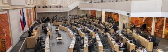 TUČA U PARLAMENTU! Poslanice se prvo psovale, pa ČUPALE ZA KOSU, a onda i šamarale! (VIDEO)