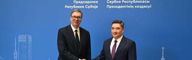 Vučić sa premijerom Kazahstana obišao izložbu u vojnoj fabrici