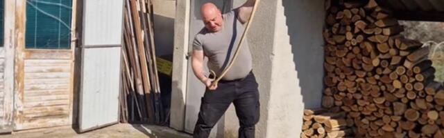 Stepski smuk dugačak skoro dva metra uhvaćen u dvorištu