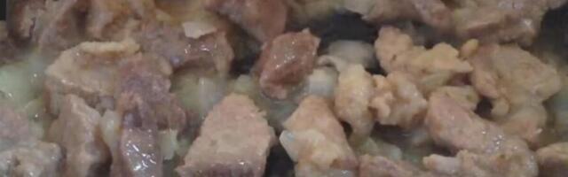 Kada dinstate meso, dodajte jednu namirnicu iz frižidera: Bude gotovo duplo brže, a raspada se pod viljuškom