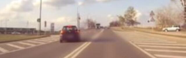 "Golf" ušao u suprotnu traku, umalo se zakucao u KAMION: Jeziv snimak iz NS (VIDEO)
