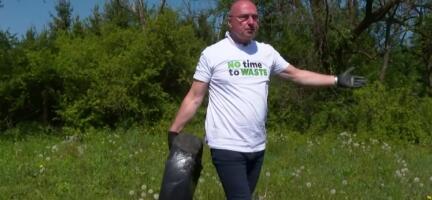 (VIDEO) BLAMAŽA HRVATSKOG MINISTRA NA AKCIJI ČIŠĆENJA SMEĆA: Sudbonosni susret Grlića Radmana i OTPADNE GUME, urnebesan snimak zapalio mreže!