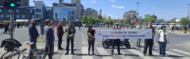 Blokada glavnih raskrsnica u gradu: Novosađani odali poštu stradalima pod nadstrešnicom