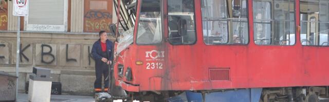 Povređeno i dvogodišnje dete: Ljudi iskakali kroz prozor tramvaja nakon što je izleteo iz šina i udario u zgradu (FOTO/VIDEO)