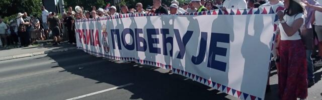 Počinje skup vlasti u Beogradu: Hiljade dovedenih iz cele Srbije okupilo se u centru Beograda