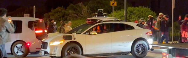 Preko hiljadu vozača satima zarobljeno u kolonama: Waymo robotaksi izazvao kolaps! (VIDEO)