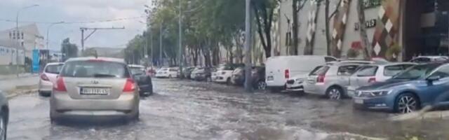 REKE TEKU BEOGRADOM: Ne sedajte za volan, ulice poplavljene, evo gde je najgore