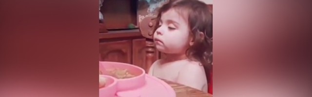 Devojčicu savladava san dok jede: PRESLATKA JE (VIDEO)
