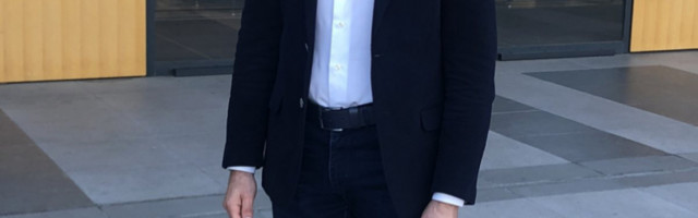 ODLOŽENO SUĐENJE NAJPOZNATIJEM ESTRADNOM MAKROU: Mihailo Maksimović iz kućnog pritvora izašao nasmejan! (FOTO)