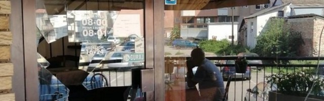 VANDALIZAM U LOZNICI: Polupana stakla na kafićima