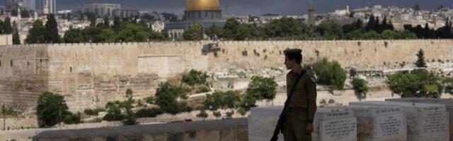 HAOS U JERUSALIMU: Izraelci upali u džamiju Al Aksa, izbili veliki sukobi u gradu (VIDEO)