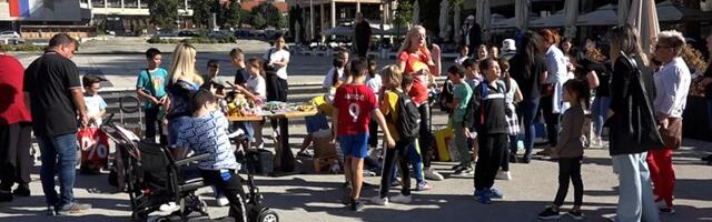 Učenici OŠ „Nada Matić“ organizovali bazar za podršku Bogdanu (VIDEO)