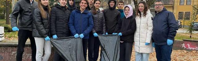 Ovako se voli svoj grad: Učenici očistili gradsko jezero i Park poljubaca